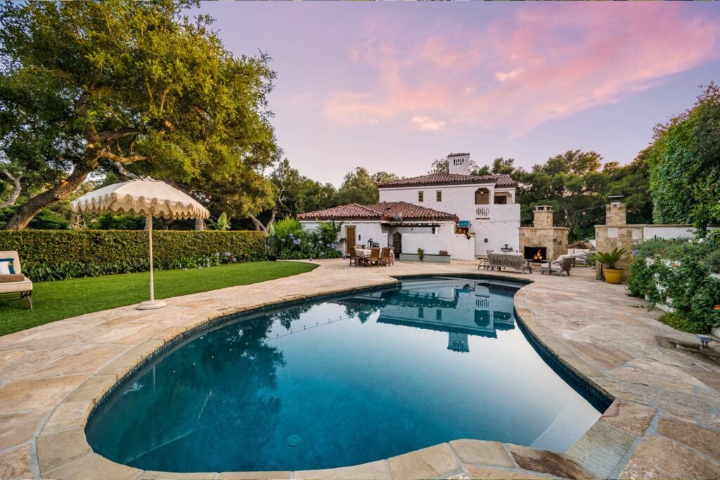 Casa con alberca al interior